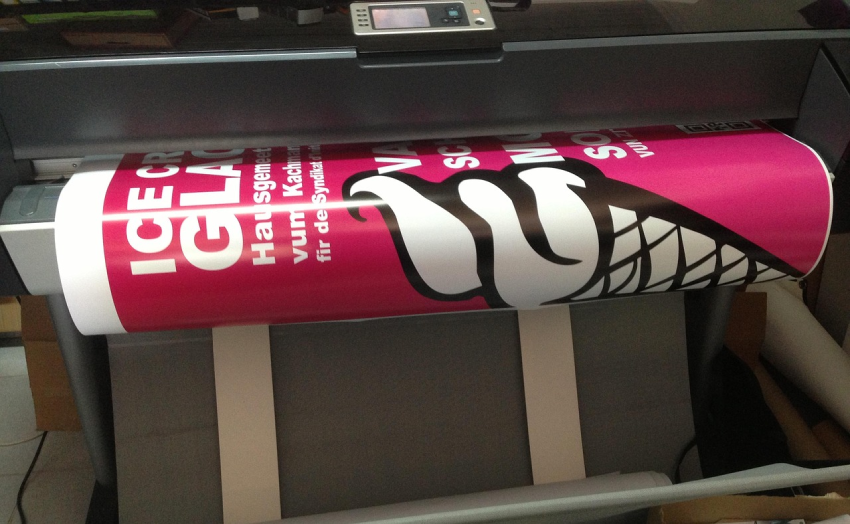 Impresora imprenta imprimiendo cártel negocio